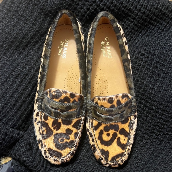 G.H. Bass & Co. Shoes - Bad Ass Penny Loafers
G.H.BASS Weejuns
Brand new no tags
no box
Size 6